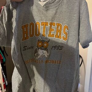 Gray Hooters Graphic T-Shirt